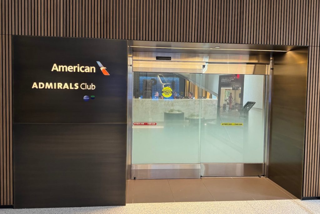 American Airlines unveils new Nashville airport lounge