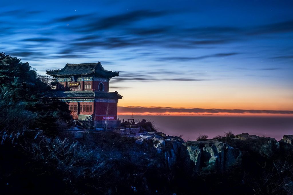 U.S. Tourism Slumps as International Visitors Decline and China Gains Ground