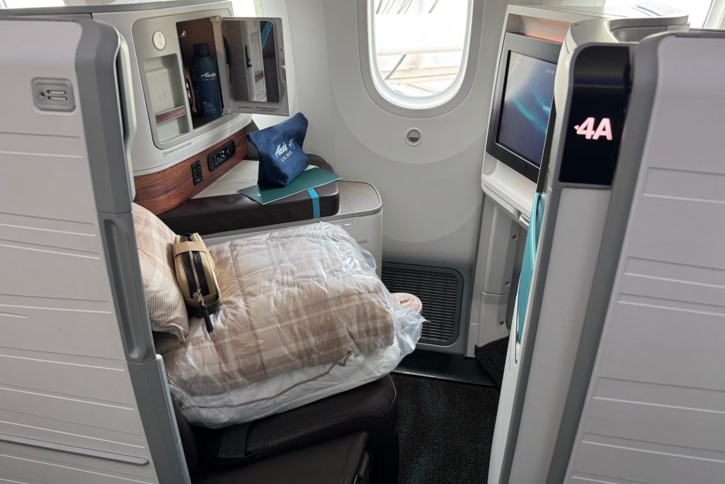 Alaska Airlines plots premium economy, luxe Seattle lounge